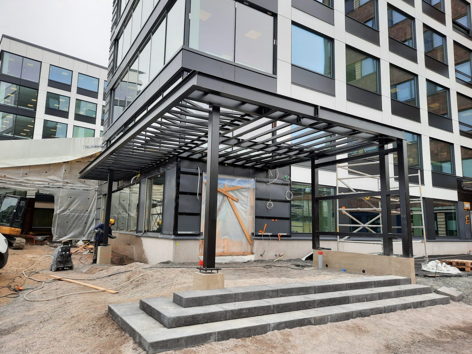 Teräsrunkoinen sisäänkäynnin katos. Toteutamme suunnitelmien mukaiset teräsrakenteet laadukkaasti viimeistellen.