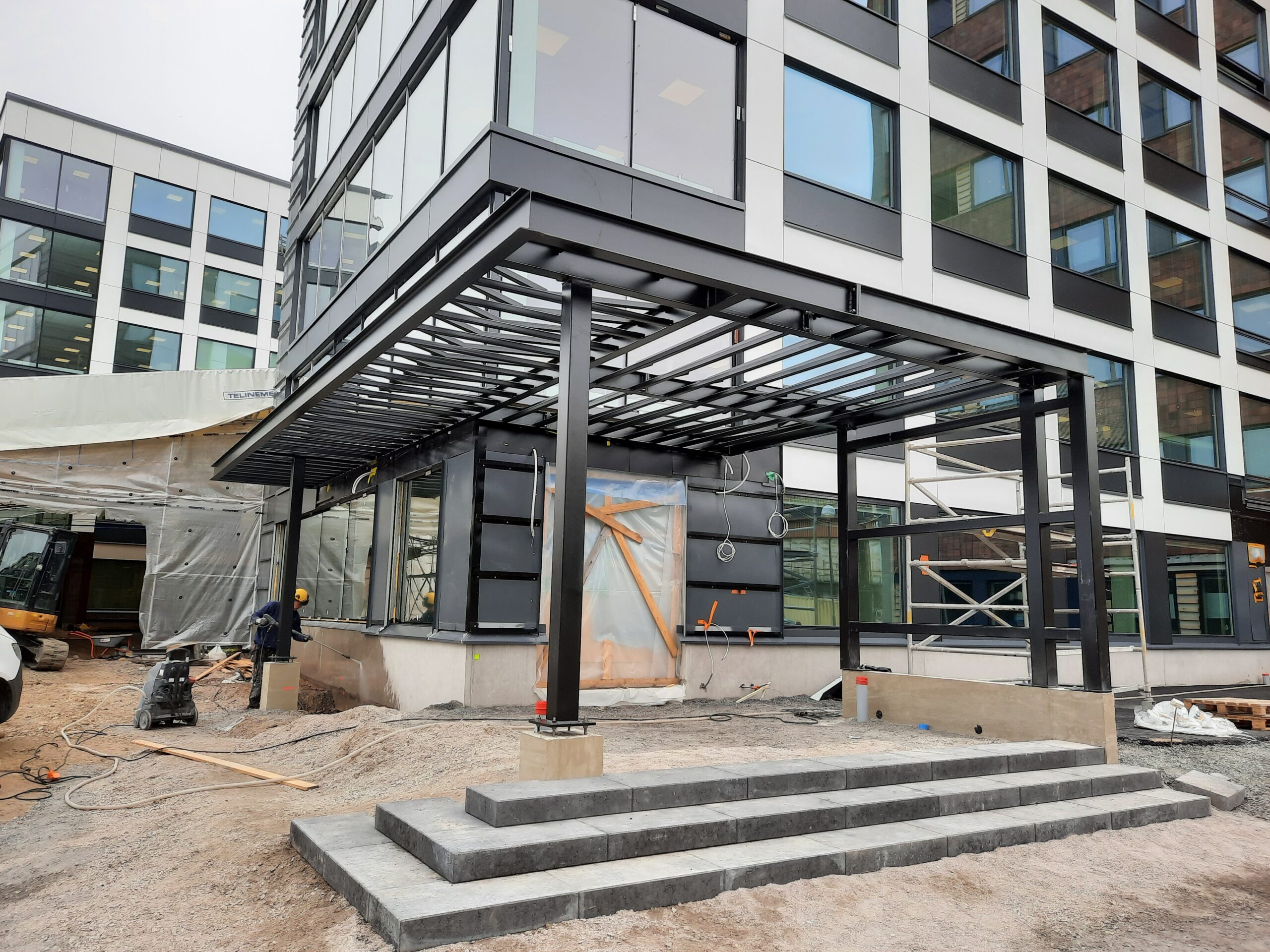 Teräsrunkoinen sisäänkäynnin katos. Toteutamme suunnitelmien mukaiset teräsrakenteet laadukkaasti viimeistellen.