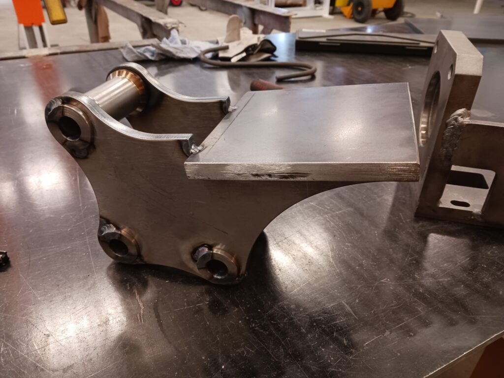 koneen jalka ja kiinnike. valmistamme koneen osat ja komponentit. Metallityöt sekä koneistus